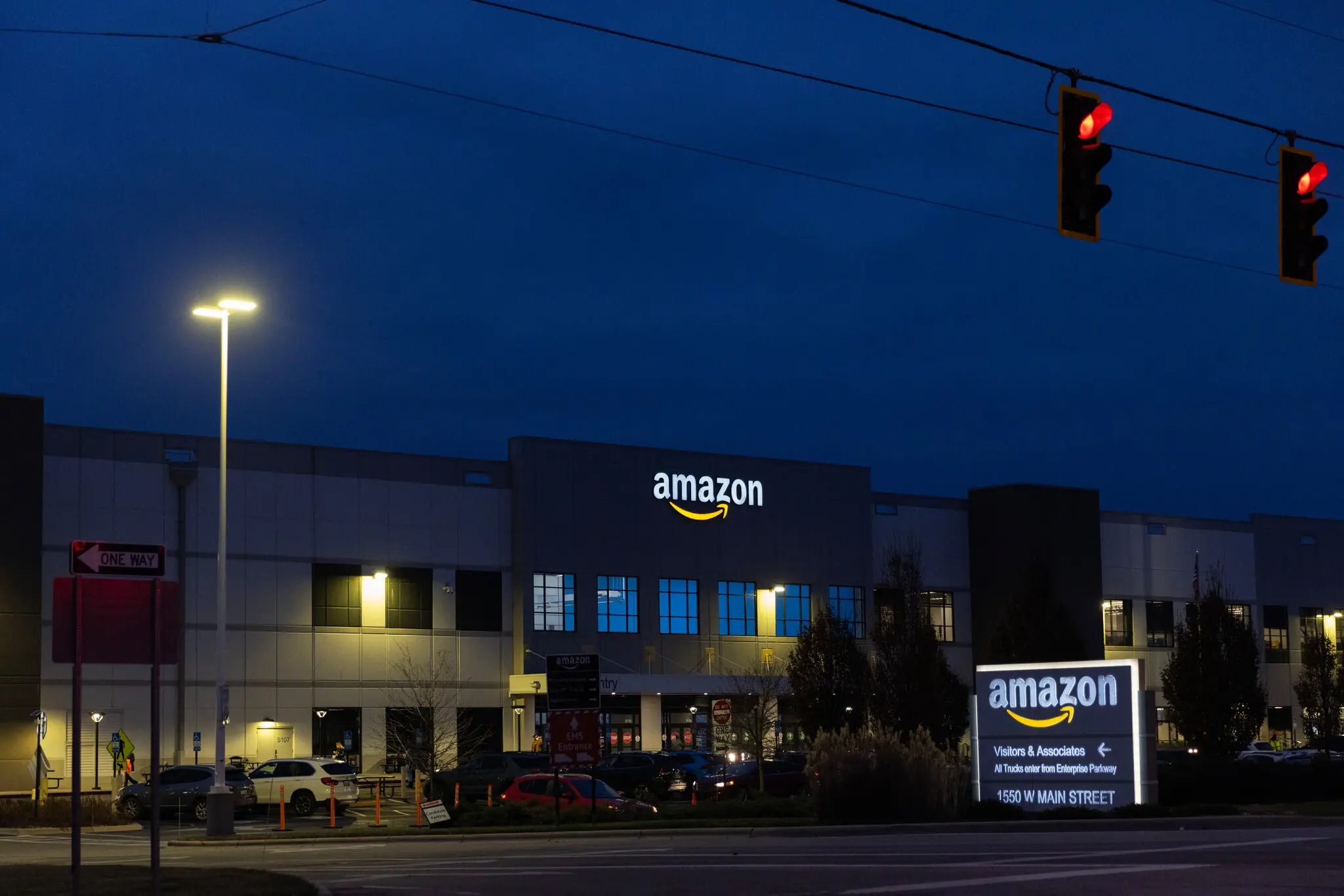 Масове звільнення мігрантів в Amazon: політика Трампа позбавляє роботи тисячі